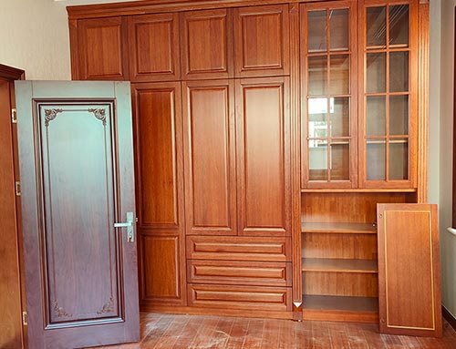 金门中式家庭装修里定制的实木衣柜效果图